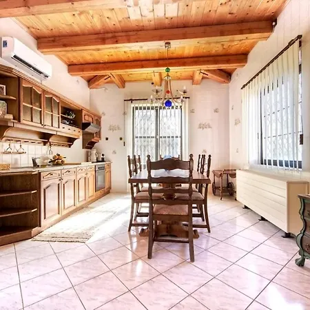 Casa Rezeda Willa *